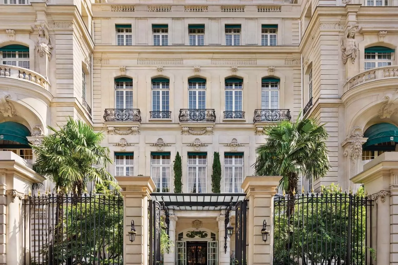 Embrace the Unforgettable: A Luxurious Summer Escape to Paris and London